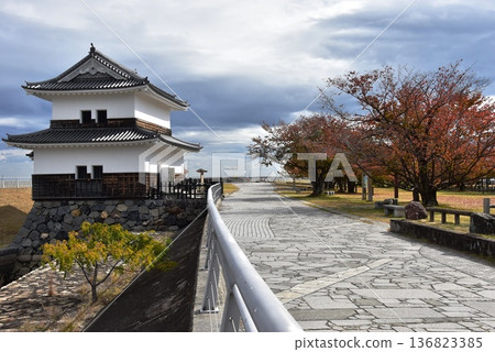 桑名市三之丸公園的萬龍櫓和秋景 桑名市三之丸公園的萬龍櫓和秋景 136823385
