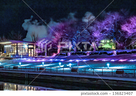 Midwinter night scenery with the world's most beautiful cafe 136823407