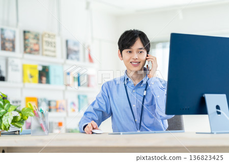 在辦公室工作的年輕工程師 136823425