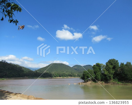 瑯勃拉邦兩條河交會處的自然風光。 136823955