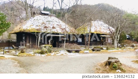 源平氏族的陰影籠罩著山村。 源平氏族的陰影籠罩著山村。 136824132