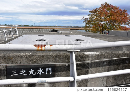 Kuwana City: Sannomaru Water Gate and Autumn Scenery Kuwana City: Sannomaru Water Gate and Autumn Scenery 136824327