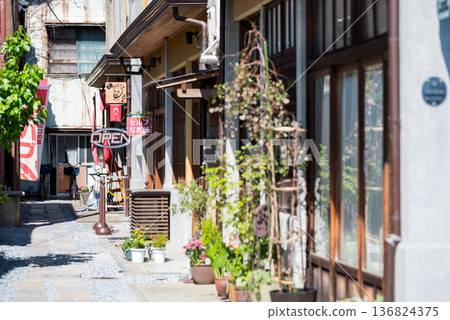 [Koedo Kawagoe] Early morning streetscape of warehouses 136824375