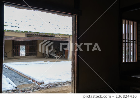 一個老私有房子的雪風景 一個老私有房子的雪風景 136824416