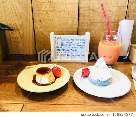 Pudding and cake, we exchanged bright red love letters, and the afternoon was filled with bittersweet excitement 136824577