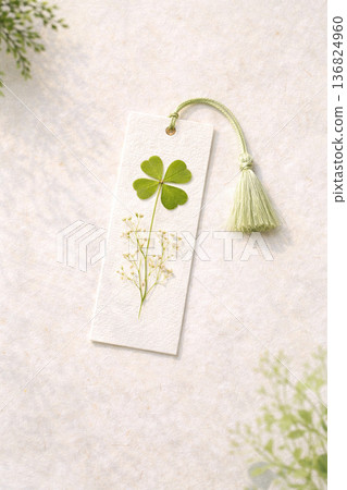 壓花三葉草：日式紙上的優雅書籤背景 136824960