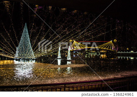 富山市富岩運河關水公園的噴泉廣場在雪花飄落的襯托下,燈光璀璨,更美麗動人。 富山市富岩運河關水公園的噴泉廣場在雪花飄落的襯托下,燈光璀璨,更美麗動人。 136824961