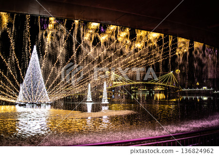 The lit-up fountain plaza at Fugan Canal Kansui Park in Toyama City is even more beautiful with the falling snow. 136824962