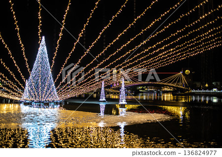 The lit-up fountain plaza at Fugan Canal Kansui Park in Toyama City is even more beautiful with the falling snow. The lit-up fountain plaza at Fugan Canal Kansui Park in Toyama City is even more beautiful with the falling snow. 136824977