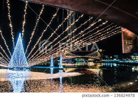 富山市富岩運河關水公園的噴泉廣場在雪花飄落的襯托下，燈光璀璨，更美麗動人。 136824978