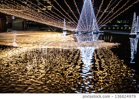 The lit-up fountain plaza at Fugan Canal Kansui Park in Toyama City is even more beautiful with the falling snow. The lit-up fountain plaza at Fugan Canal Kansui Park in Toyama City is even more beautiful with the falling snow. 136824979