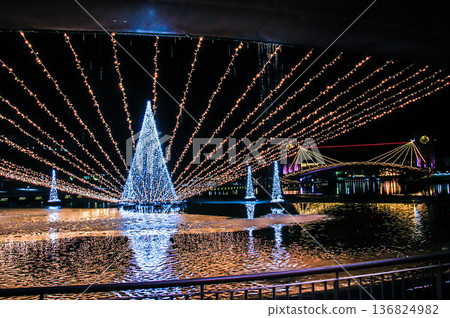 The lit-up fountain plaza at Fugan Canal Kansui Park in Toyama City is even more beautiful with the falling snow. 136824982