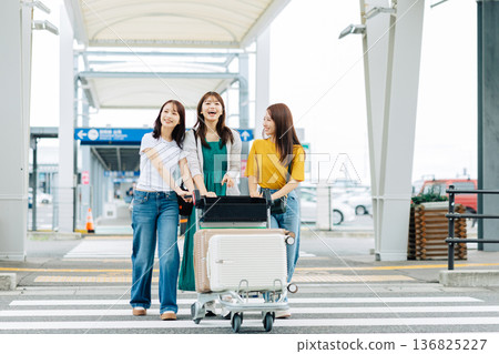 三位女士在機場使用手推車搬運行李。 （圖片由關西國際機場（KIX）提供） 136825227