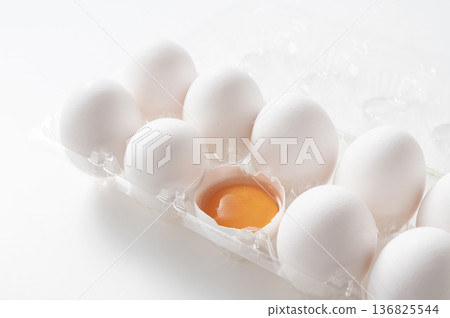 生雞蛋蛋黃 生雞蛋蛋黃 136825544