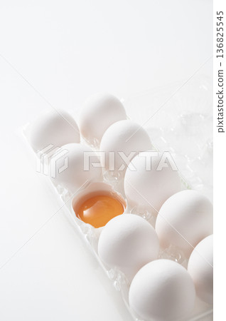 生雞蛋蛋黃 生雞蛋蛋黃 136825545