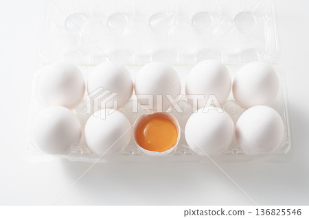 生雞蛋蛋黃 136825546