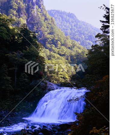 壯觀的瀑布轟鳴著流過山谷。 136825677