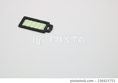 一個充滿活力和能量的電池標籤 136825753