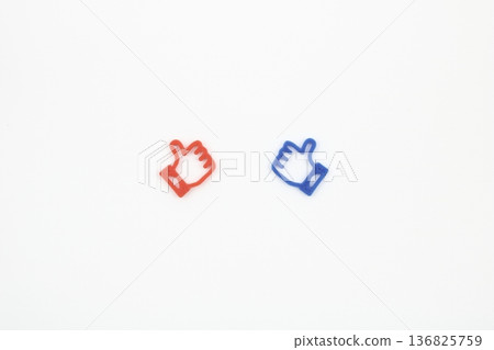 一座三維雕塑，造型為“幹得好”，表達了讚賞和認可。 136825759