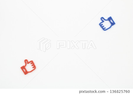 藍紅相間的圖標，形狀像一份好工作 136825760