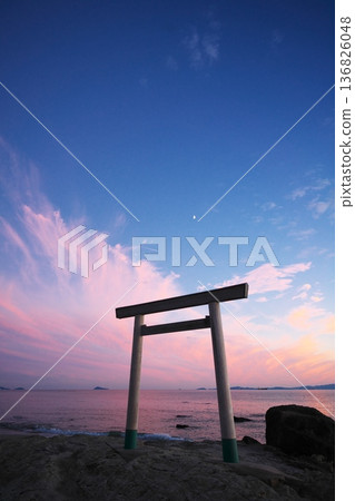 秋日的知多半島:夕陽西下,映襯蒼穹,亭亭浦鳥居巍然屹立。 秋日的知多半島:夕陽西下,映襯蒼穹,亭亭浦鳥居巍然屹立。 136826048