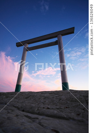 秋日的知多半島:夕陽西下,映襯蒼穹,亭亭浦鳥居巍然屹立。 秋日的知多半島:夕陽西下,映襯蒼穹,亭亭浦鳥居巍然屹立。 136826049