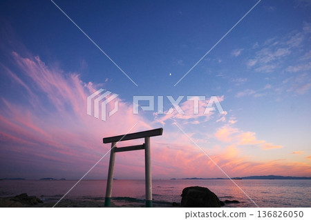 秋日的知多半島:夕陽西下,映襯蒼穹,亭亭浦鳥居巍然屹立。 秋日的知多半島:夕陽西下,映襯蒼穹,亭亭浦鳥居巍然屹立。 136826050