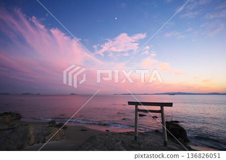 秋日的知多半島:夕陽西下,映襯蒼穹,亭亭浦鳥居巍然屹立。 秋日的知多半島:夕陽西下,映襯蒼穹,亭亭浦鳥居巍然屹立。 136826051
