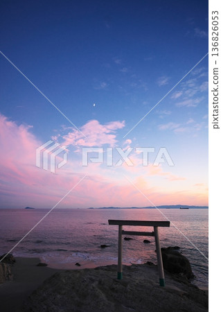 秋日的知多半島:夕陽西下,映襯蒼穹,亭亭浦鳥居巍然屹立。 秋日的知多半島:夕陽西下,映襯蒼穹,亭亭浦鳥居巍然屹立。 136826053