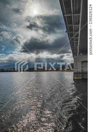 [Lake Kawaguchi] Mount Fuji and Lake Kawaguchi Bridge enveloped in a curtain of light [Photo taken from a sightseeing boat] 136826124