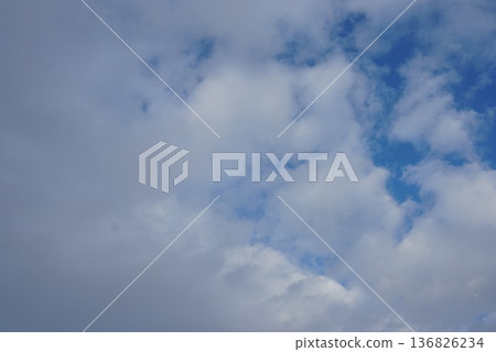 當您穿過雲層之間的空間時，另一邊是藍天 136826234