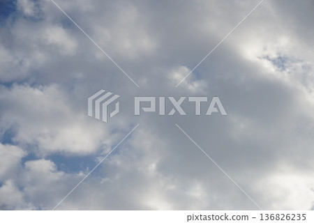 當您穿過雲層之間的空間時,另一邊是藍天 當您穿過雲層之間的空間時,另一邊是藍天 136826235