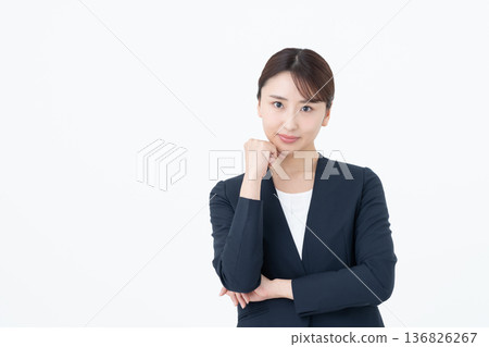 一個擔心的年輕女商人 一個擔心的年輕女商人 136826267