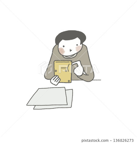 一位女士正在操作計算器 136826273