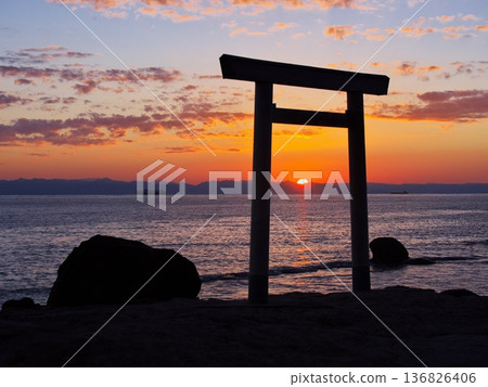 知多半島的秋色:從燕浦鳥居眺望日落 知多半島的秋色:從燕浦鳥居眺望日落 136826406