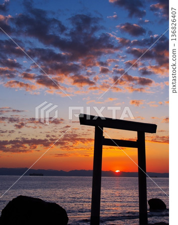 知多半島的秋色:從燕浦鳥居眺望日落 知多半島的秋色:從燕浦鳥居眺望日落 136826407