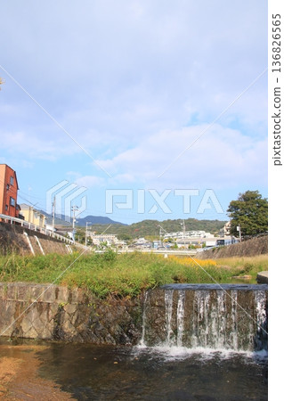 從宿川河看到的兵庫縣西宮市的房屋和山脈（豎圖） 136826565