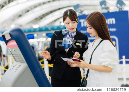 機場地勤女性工作人員正在講解自助報到流程。 （圖片由關西國際機場（KIX）提供） 136826759