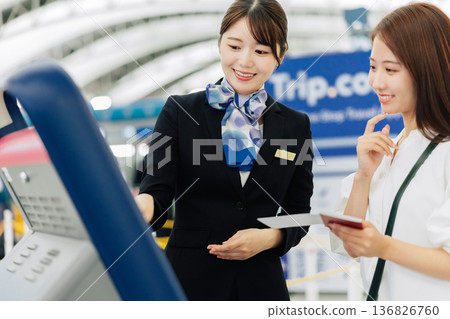 機場地勤女性工作人員正在講解自助報到流程。 （圖片由關西國際機場（KIX）提供） 136826760