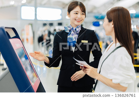 機場地勤女性工作人員正在講解自助報到流程。 （圖片由關西國際機場（KIX）提供） 136826761