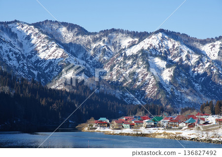 福島縣白雪皚皚的山峰和依偎在只見川沿岸的大押村 福島縣白雪皚皚的山峰和依偎在只見川沿岸的大押村 136827492