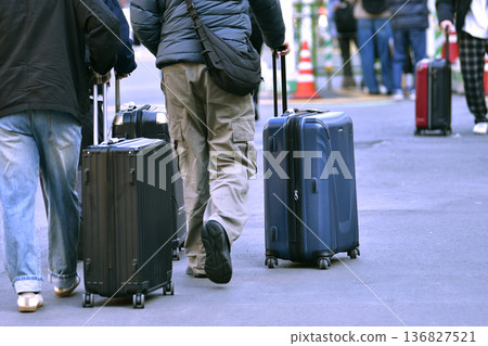 Tokyo cityscape in Japan Inbound tourism continues... suitcases... Shibuya Station bustling with foreign tourists Tokyo cityscape in Japan Inbound tourism continues... suitcases... Shibuya Station bustling with foreign tourists 136827521