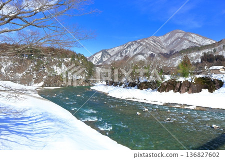 【岐阜縣】晴天下的雪景莊川（白川鄉） 136827602