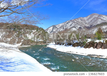 【岐阜縣】晴天下的雪景莊川（白川鄉） 136827603