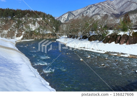 【岐阜縣】晴天下的雪景莊川（白川鄉） 136827606
