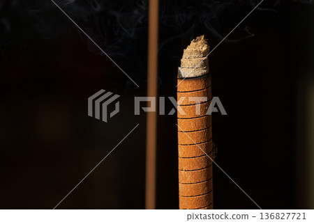 廟宇香爐石獅與裊裊線香煙霧 廟宇香爐石獅與裊裊線香煙霧 136827721