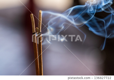 廟宇香爐石獅與裊裊線香煙霧 136827722