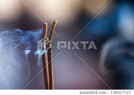 廟宇香爐石獅與裊裊線香煙霧 136827725