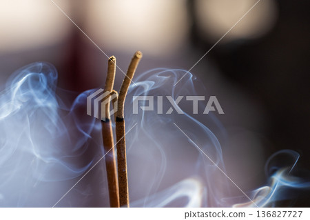 廟宇香爐石獅與裊裊線香煙霧 136827727