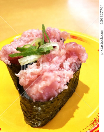 Gunkan Tuna with Green Onions Gunkan Tuna with Green Onions 136827764